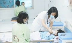 Sởi chưa hạ nhiệt, bác sĩ nhấn mạnh việc phụ huynh phải làm thời điểm này