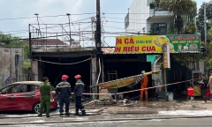 Vụ chồng đổ xăng dọa vợ đang làm đẹp, lửa bùng cháy thiêu rụi cả tiệm gội đầu và quán ăn: Camera ghi cảnh gây phẫn nộ