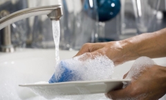 Mách bạn mẹo rửa chén dĩa siêu sạch mà không cần nước rửa bát