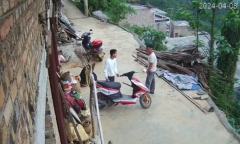 Thót tim người đàn ông thoát chết trong gang tấc khi xe máy lao vọt xuống vực