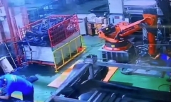 Video: Khoảnh khắc công nhân bị robot 
