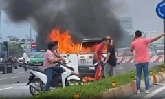 TP.HCM: Xe tải van bốc cháy ngùn ngụt trước trung tâm thương mại