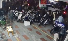 Ô tô mất lái đâm loạt xe máy, người dân đi xem pháo hoa tại Hải Phòng, tài xế cố thủ trên xe