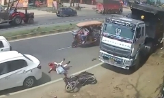 Clip: Xe tải chở cát mất lái cán nát xe máy, hai anh em may mắn thoát nạn