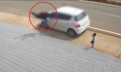 Clip: Đang dắt tay đứa trẻ trên phố, người phụ nữ bị ô tô hất văng