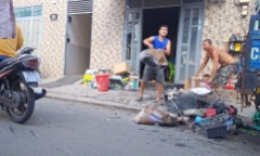Cháy khu trọ 5 tầng, người dân leo thang sắt thoát ra ngoài