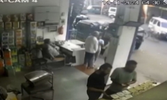 Clip: Khoảnh khắc ô tô mất lái, đâm sầm vào tiệm tạp hóa, nhiều người bị thương