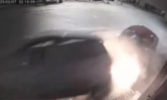 Clip: Thót tim cảnh ô tô chạy tốc độ cao hất văng xe Hyundai i10 đỗ bên đường