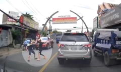 Clip: Nhóm đối tượng dừng xe máy giữa đường, hung hãn đánh nhau gây tắc đường