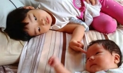 Bé trai 6 tuổi nhập viện do hành động sơ ý của em gái