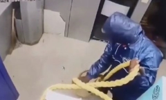 Video: Tên trộm liều lĩnh phá ATM lấy tiền trong đêm