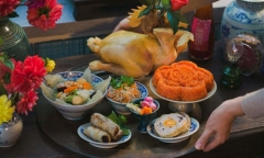 Bí quyết luộc gà cúng vàng, ngon không bị rách da cho Rằm tháng Chạp