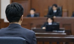Phải trả nợ đến 95 tuổi vì tiêu tiền nhặt được
