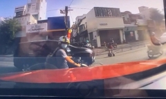Clip: Nam thanh niên đi xe máy bất ngờ đập móp nắp capo ô tô khiến tài xế ngỡ ngàng