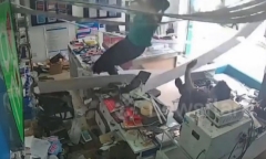 Clip: Khoảnh khắc trần nhà đổ sập trong chớp mắt, người phụ nữ thoát chết hi hữu