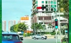 Vụ ô tô Audi chạy đến đâu đèn xanh đến đó: Công an tìm người quay clip