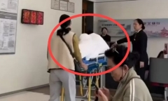 Bức hình bệnh nhân “cõng” giường bệnh đi rút tiền để đóng viện phí gây bão mạng