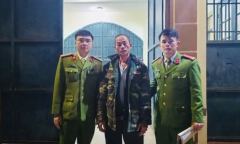 Bị yêu cầu kiểm tra nồng độ cồn, người đàn ông chửi bới, đánh công an