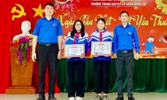 Khen thưởng 2 nữ sinh nhặt được ví chứa hơn 40 triệu đồng, đi tìm người đánh rơi ở Nghệ An