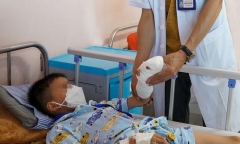 Giúp anh trai nấu ăn, bé 7 tuổi bị đứt gần rời ngón tay