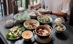 Người đàn ông giúp cảnh sát bắt tội phạm trốn truy nã nhờ làm việc này trong lúc ăn