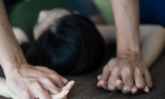 Cưỡng hiếp bé gái 14 tuổi trong nhà hoang, 2 thanh niên lĩnh án
