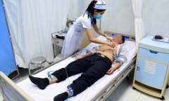 Đầu bếp nam nhập viện vì