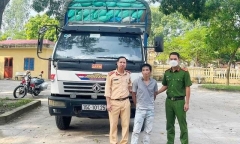 Hé lộ lý do tài xế xe tải chở hơn 400 bao chấu tăng ga khi gặp công an
