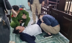 Giám đốc công ty bất động sản uống thuốc diệt côn trùng sau khi nghe tòa tuyên án