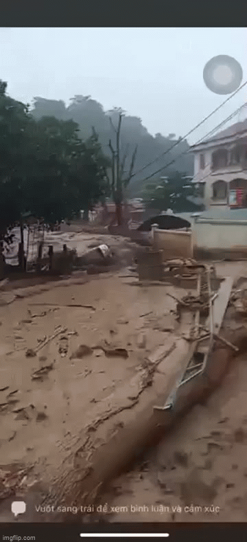 Tin thời sự mới nóng nhất 3/10: Nước lũ kinh hoàng cuốn trôi nhiều nhà, xe ôtô và tài sản của người dân Nghệ An