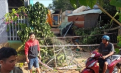 Vụ nam thanh niên dùng xe cuốc phá sập 2 nhà dân: Nghi mâu thuẫn do làm ăn