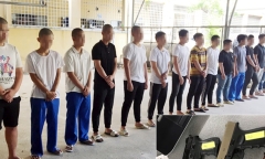 14 thanh thiếu niên hung hãn dùng súng, mã tấu đập phá xe máy công an