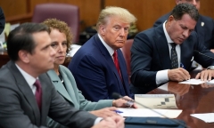 Bị cáo buộc 34 tội danh, ông Trump không nhận tội, rời tòa án