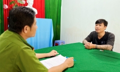 Giấu súng quân dụng trong gấu bông cũng không qua mắt được công an