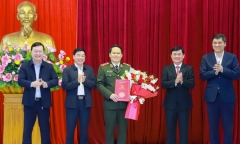 Trao quyết định thăng cấp hàm, giao trọng trách mới cho Giám đốc Công an tỉnh Nghệ An