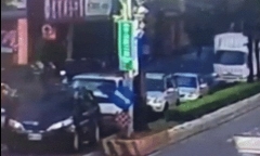Clip: Cúi xuống nhặt đũa, tài xế gây va chạm liên hoàn ở ngã tư