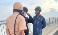 TP.HCM: CSGT kịp thời ngăn cản thanh niên định nhảy cầu tự tử