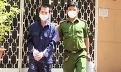 Làm trò đồi bại ngay trước mặt con gái, 