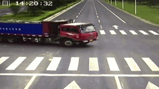 Video: Ô tô lao thẳng vào gầm xe tải ở ngã tư khi cố vượt đèn đỏ