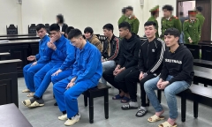 2 cựu công an rủ nhau đến khách sạn để 