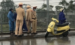 Buồn tủi vì chồng hắt hủi, mẹ chở con gái 13 tuổi ra cầu để tự tử
