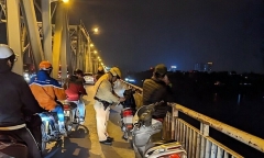 Tin thời sự mới nóng nhất 6/3: Tin mới nhất vụ nam thanh niên bỏ xe máy rồi nhảy cầu Chương Dương tự tử