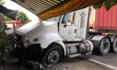 Tin tức tai nạn giao thông mới ngày 28/1: Xe đầu kéo đâm ô tô 16 chỗ, 7 người bị thương