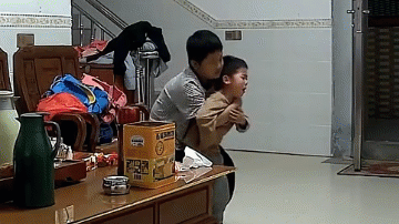 Video: Thót tim trước cảnh anh trai cứu em bị hóc kẹo