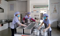 Vụ suất ăn lèo tèo giá 32.000 của học sinh Hà Nội: Phụ huynh bất ngờ nhận tin trường dừng ăn bán trú