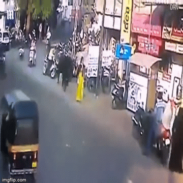 Video: Giật mình chứng kiến cảnh người phụ nữ bị bò điên hất văng lên không trung