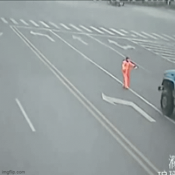 Video: Xe tải lật nghiêng trên đường, nam công nhân suýt bị đè trúng