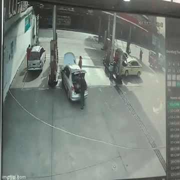 Video: Ô tô bất ngờ phát nổ, hất văng người đàn ông lên không trung