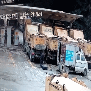 Lốp ô tô bất ngờ phát nổ, người đàn ông bị hất văng lên không trung