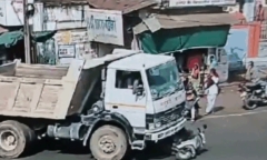 Clip: Bị xe tải cuốn vào gầm, người phụ nữ thoát chết thần kỳ